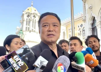 “อนุทิน” ยอมรับบกพร่องปกป้องให้ ปชช.ปลอดภัยไม่ได้ ชี้ต้องแก้ กม.ยกระดับเตือนภัย เตรียมขนทีมเศรษฐกิจ-การเงิน ลงพื้นที่พรุ่งนี้