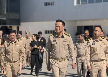 “อนุทิน” นำคณะบินข้ามจังหวัดจากขอนแก่น ลงเยี่ยม ปชช.-มอบถุงยังชีพช่วยน้ำท่วมสงขลา