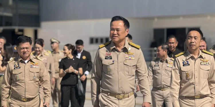 “อนุทิน” นำคณะบินข้ามจังหวัดจากขอนแก่น ลงเยี่ยม ปชช.-มอบถุงยังชีพช่วยน้ำท่วมสงขลา