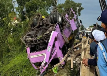 ดับเพิ่มเป็น 16 ราย เหตุรถบัสตกสะพานในกัมพูชา ยังค้นหาต่อ บริษัทเดินรถพร้อมช่วยค่าทำศพรายละ 8,000