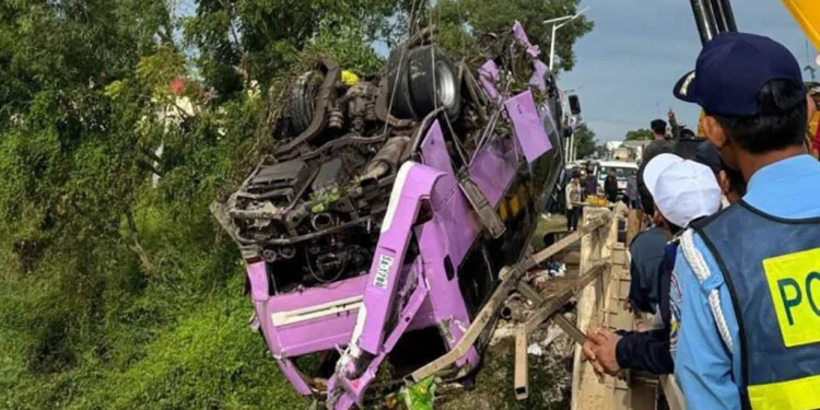 ดับเพิ่มเป็น 16 ราย เหตุรถบัสตกสะพานในกัมพูชา ยังค้นหาต่อ บริษัทเดินรถพร้อมช่วยค่าทำศพรายละ 8,000