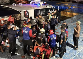 15 ชีวิตปลอดภัยเหตุเรือล่มกลางทะเลเกาะล้าน-เกาะมารวิชัย เผยเครื่องสูบน้ำดับก่อนถูกคลื่นยักษ์ซัดคว่ำอับปาง