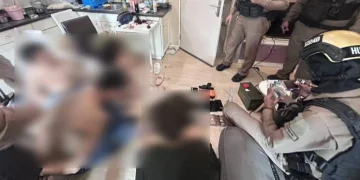 สายตรวจหัวหมาก บุกคอนโดรวบแก๊งมั่วสุมเสพยา ยึดไอซ์พร้อมอุปกรณ์