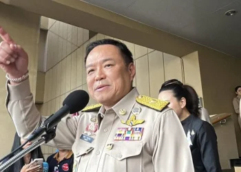 นายกฯสั่งระดมทรัพยากรเร่งช่วยน้ำท่วมใต้ ฮ.ส่งอาหารผู้ตกค้าง-ออกมาศูนย์พักพิง ซัดพวกหาเรื่องปมผัดข้าว