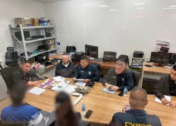 รวบชาวจีนแก๊งสแกมเมอร์ขู่หนุ่ม 19 ทุบตู้เซฟแม่ ขนทรัพย์สินไป 6.8 ล้าน ออกหมายจับอีก 2