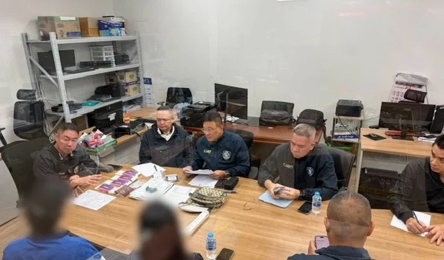 รวบชาวจีนแก๊งสแกมเมอร์ขู่หนุ่ม 19 ทุบตู้เซฟแม่ ขนทรัพย์สินไป 6.8 ล้าน ออกหมายจับอีก 2