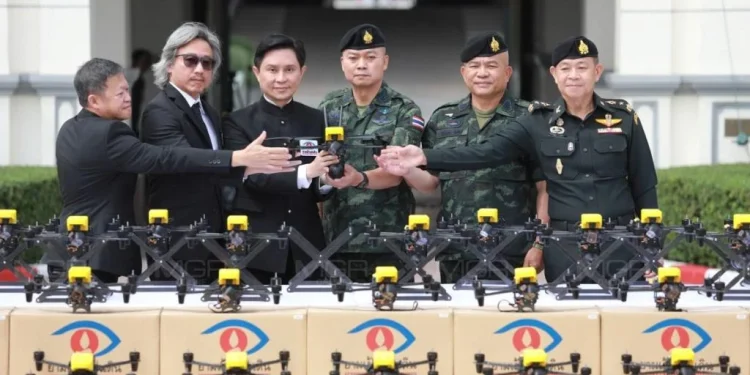 “มูลนิธิยามเฝ้าแผ่นดิน” มอบโดรนไทย 100 ลำ ให้กองทัพบกปกป้องประเทศ-มทภ.2 ขอประชาชนเชื่อมั่นทหาร ขณะชายแดนอีสานใต้พบกัมพูชาตั้งฐานโดรน-แอนตี้โดรนในกาสิโน