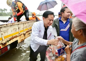 ‘พีระพันธุ์’ ลุยมอบถุงยังชีพ 1,000 ชุดถึงมือชาวพัทลุง กำชับ ส.ส.นิติศักดิ์ ดูแลประชาชนเต็มที่