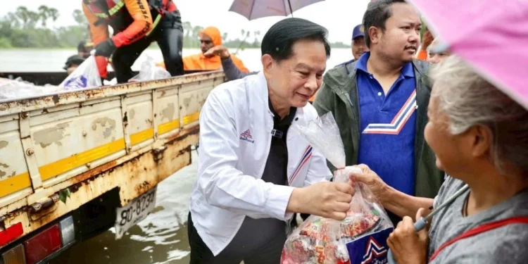 ‘พีระพันธุ์’ ลุยมอบถุงยังชีพ 1,000 ชุดถึงมือชาวพัทลุง กำชับ ส.ส.นิติศักดิ์ ดูแลประชาชนเต็มที่
