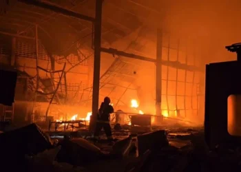 ไฟไหม้โรงผลิตแทงค์น้ำเผาวอดทั้งหลัง ถังแก๊สกว่า 30 ลูก เก็บไว้ภายในระเบิดทำหลังคาถล่ม เสียหายกว่า 10 ล้านบาท