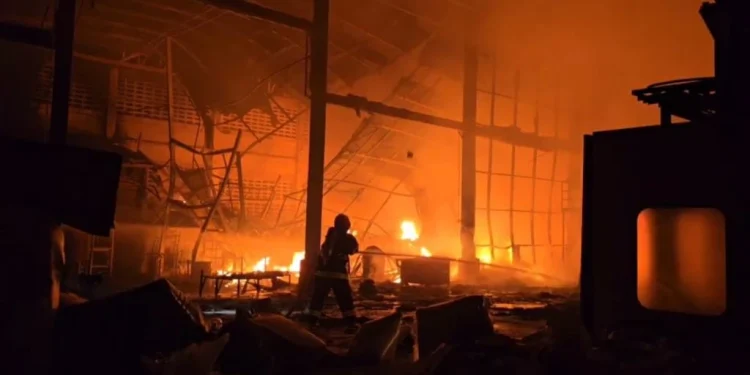 ไฟไหม้โรงผลิตแทงค์น้ำเผาวอดทั้งหลัง ถังแก๊สกว่า 30 ลูก เก็บไว้ภายในระเบิดทำหลังคาถล่ม เสียหายกว่า 10 ล้านบาท