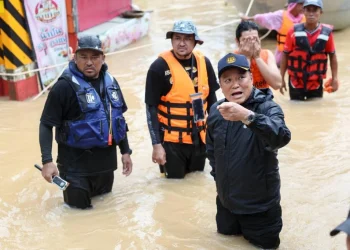 “อนุทิน” ตระเวนดูน้ำท่วมหาดใหญ่ เผยกดดัน-เป็นห่วง ปชช.ต้องอดทนมา 5 วัน เตรียมกลับ กทม.ประชุมด่วนหามาตรการช่วย