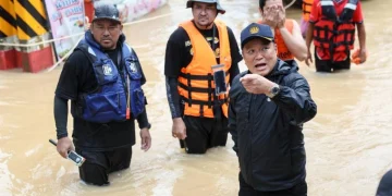 “อนุทิน” ตระเวนดูน้ำท่วมหาดใหญ่ เผยกดดัน-เป็นห่วง ปชช.ต้องอดทนมา 5 วัน เตรียมกลับ กทม.ประชุมด่วนหามาตรการช่วย