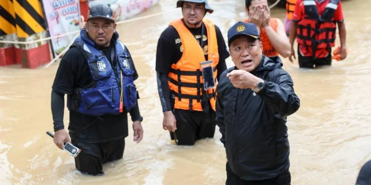 “อนุทิน” ตระเวนดูน้ำท่วมหาดใหญ่ เผยกดดัน-เป็นห่วง ปชช.ต้องอดทนมา 5 วัน เตรียมกลับ กทม.ประชุมด่วนหามาตรการช่วย