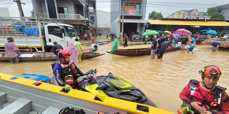 หาดใหญ่ใจดีกับฉันด้วย! ทีมกู้ภัยน้ำท่วมวอนสังคม “หยุดตะโกนด่าเรือ” ชี้ภารกิจเสี่ยงตาย น้ำไหลแปดทิศ “เรือสร้างคลื่น” คือความจำเป็น ไม่ได้มาขับเล่น