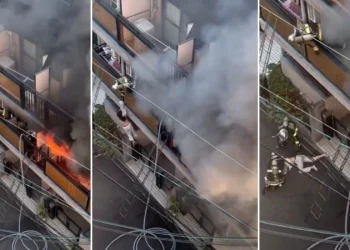 ซะงั้น! สาวสติแตกหนีไฟไหม้ ‘ถีบ’ จนท.ดับเพลิงญี่ปุ่นร่วงตกบันได สันนิษฐานอาจเป็น ‘คนจีน’