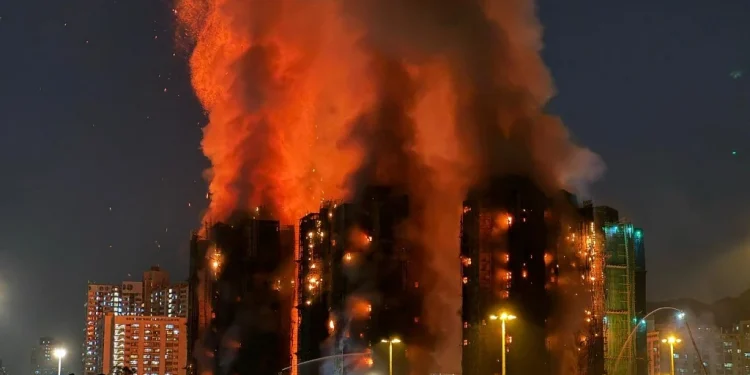 โศกนาฏกรรมไฟไหม้ฮ่องกงแรงสุดรอบ 60 ปี ตร.รวบผู้รับเหมาคาดวัสดุไม่ได้มาตรฐาน