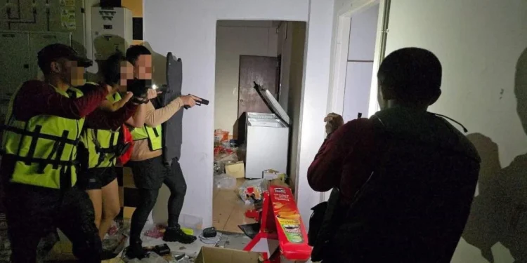 ภาพจริง! ตร.ชุดปฏิบัติการพิเศษพร้อมอาวุธครบมือ เข้าระงับเหตุปล้นร้านสะดวกซื้อในพื้นที่ เขต 8 หาดใหญ่