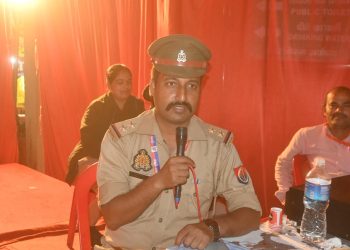 परिक्रमा मेला में बिछड़े परिजनों को अपनों से मिलाते रहे खाकी वाले गुरु सब इंस्पेक्टर रणजीत यादव