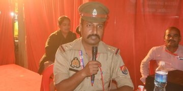 परिक्रमा मेला में बिछड़े परिजनों को अपनों से मिलाते रहे खाकी वाले गुरु सब इंस्पेक्टर रणजीत यादव