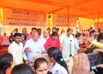 पूर्व सांसद लल्लू सिंह ने दशरथ कुंड में आयोजित किया भंडारा