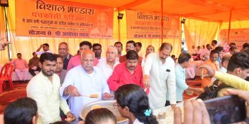 पूर्व सांसद लल्लू सिंह ने दशरथ कुंड में आयोजित किया भंडारा