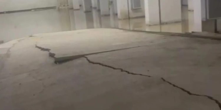 दिल्ली के द्वारका में जमीन से खुद क्यों निकलने लगा पानी? डरा रही मकान की दरारें