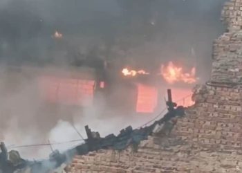 दिल्ली: वजीरपुर की बर्तन फैक्ट्री में भीषण आग