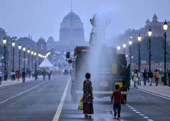 घुट रही सांस, राहत की नहीं आस… दिल्ली-एनसीआर के आसमान में क्यों टिक गया जहरीला स्मॉग?