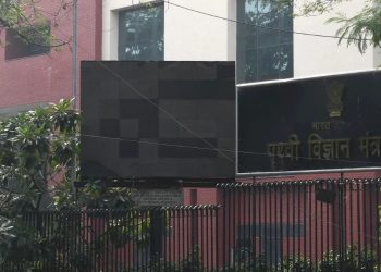 सवालों के घेरे में दिल्ली के एयर क्वालिटी मॉनिटरिंग स्टेशनों का डेटा, कहीं सेंसर खराब तो कोई हरियाली के बीच बना