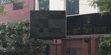 सवालों के घेरे में दिल्ली के एयर क्वालिटी मॉनिटरिंग स्टेशनों का डेटा, कहीं सेंसर खराब तो कोई हरियाली के बीच बना