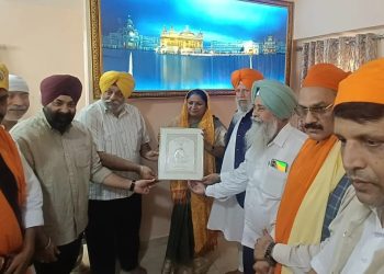 गुरुनानक जयंती पर सजे दीवान: दिल्ली की मुख्यमंत्री रेखा गुप्ता और पूर्व मंत्री अनुराग ठाकुर ने तख्त श्री हरिमंदिर जी में टेका मत्था