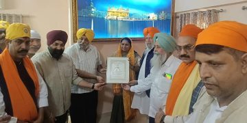 गुरुनानक जयंती पर सजे दीवान: दिल्ली की मुख्यमंत्री रेखा गुप्ता और पूर्व मंत्री अनुराग ठाकुर ने तख्त श्री हरिमंदिर जी में टेका मत्था