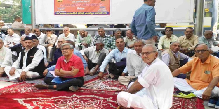 डीटीसी से सेवानिवृत्त कर्मचारियों का फूटा गुस्सा, पकड़ी आंदोलन की राह