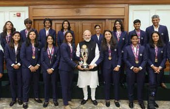 पीएम मोदी ने महिला क्रिकेट टीम के साथ की मुलाकात, दिया खास तोहफा