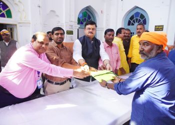 नगर निगम के दो सौ कर्मचारियों को बांटे गए जैकेट