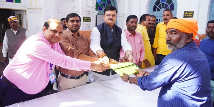 नगर निगम के दो सौ कर्मचारियों को बांटे गए जैकेट