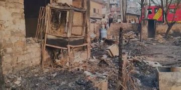 रिठाला मेट्रो स्टेशन के पास लगी आग से सैकड़ों झुग्गियां राख, एक की मौत