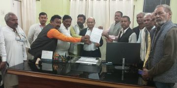 ग्रामीण पत्रकारों को योगी सरकार प्रतिनिधित्व दे मंडलायुक्त को दिया गया ज्ञापन