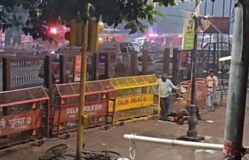 दिल्ली धमाके के बाद दहशत में चांदनी चौक… बंद दुकानें, सूनी सड़कें और गूंजते सायरन