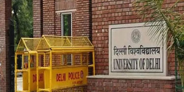 दिल्ली विश्वविद्यालय में भर्ती नियम बदलने पर हंगामा, पांच दिनों से धरना