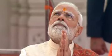 प्रधानमंत्री नरेंद्र मोदी ने राम मंदिर के शिखर पर ध्वजारोहण किया