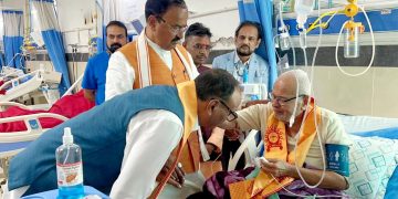 विहिप नेता पुरुषोत्तम नारायण सिंह को देखने पहुंचे दोनों उप मुख्यमंत्री