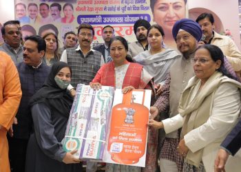 Ujjwala Yojana Helping Make Delhi’s Kitchens Smoke-Free, Says CM Rekha Gupta