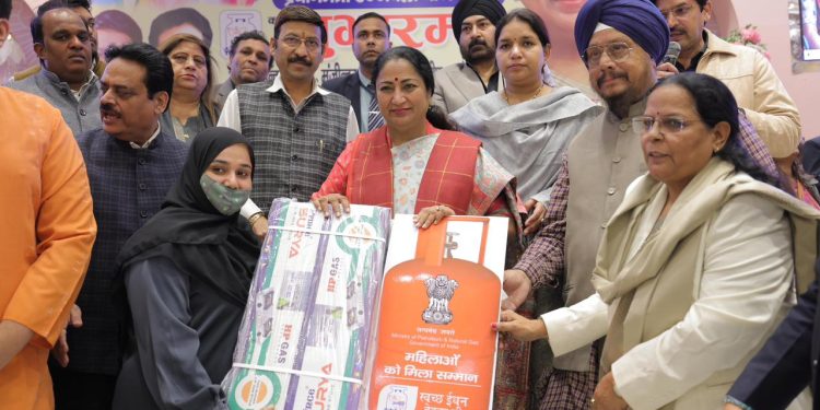 Ujjwala Yojana Helping Make Delhi’s Kitchens Smoke-Free, Says CM Rekha Gupta