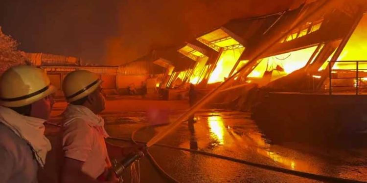 Thousands left homeless as fire in Bangladesh slum destroys 1,500 shanties