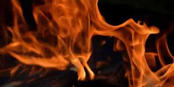 Bangladesh slum fire leaves thousands homeless