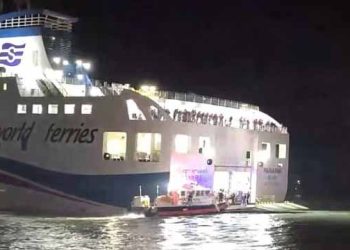 South Korean ferry carrying about 270 people runs aground, injures 3