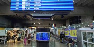 Several international airlines cancel flights from Venezuela after US safety warning