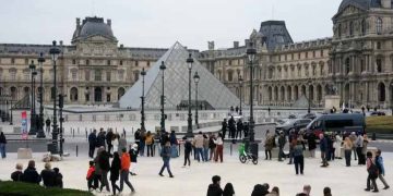 Non-Europeans To Pay 45% More To Visit Louvre Next Year: Museum